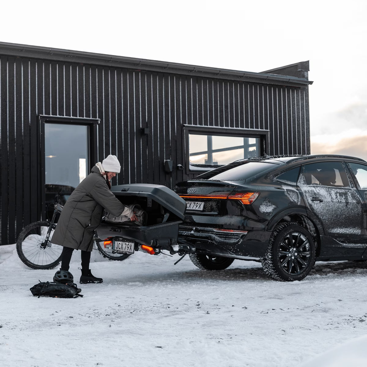 THULE - Santu + FREE EasyFold XT Adapter - Towbar Mounted Cargo Box (260 Litre) - 909400+909900